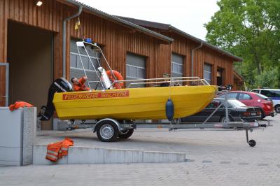 Hochwertiges Ruderboot durch Kielwasser auf dem Neckar bei Gemmrigheim auseinandergebrochen